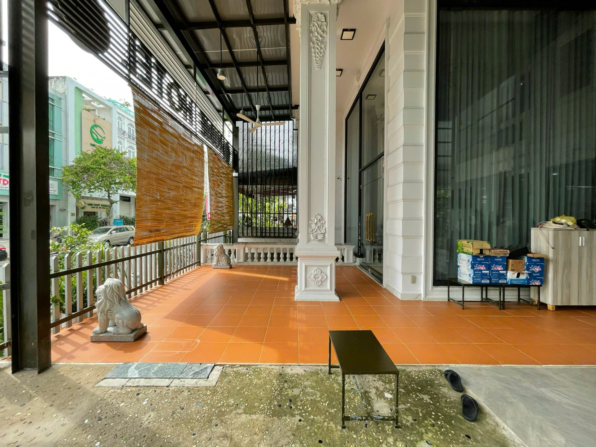 Cho thuê khách sạn Hưng Phước 3, Phú Mỹ Hưng, Quận 7 xây 7 tầng có 16 phòng, thang máy, kế công viên 4