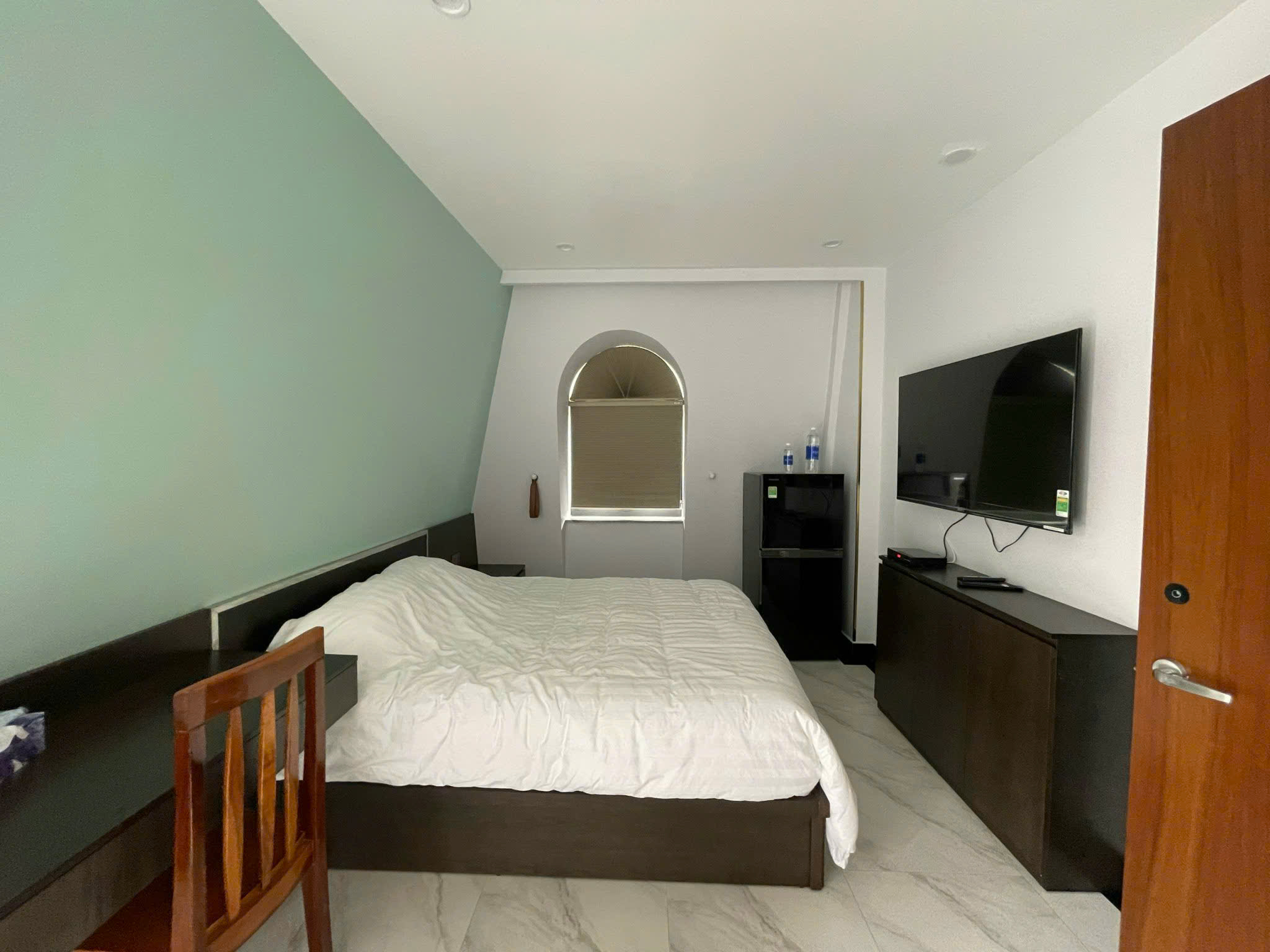 Cho thuê khách sạn Hưng Phước 3, Phú Mỹ Hưng, Quận 7 xây 7 tầng có 16 phòng, thang máy, kế công viên 3