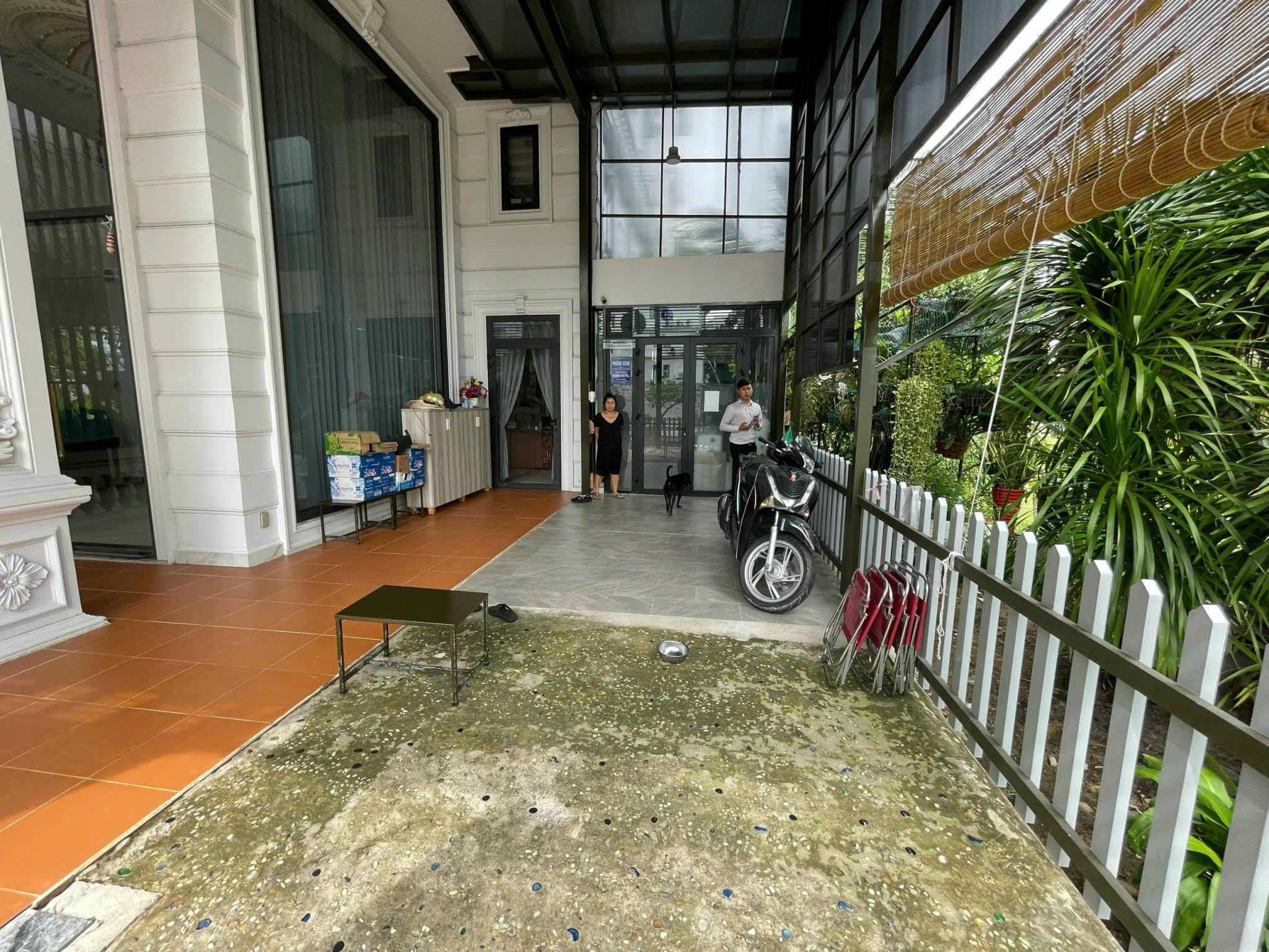 Cho thuê khách sạn Hưng Phước 3, Phú Mỹ Hưng, Quận 7 xây 7 tầng có 16 phòng, thang máy, kế công viên 2