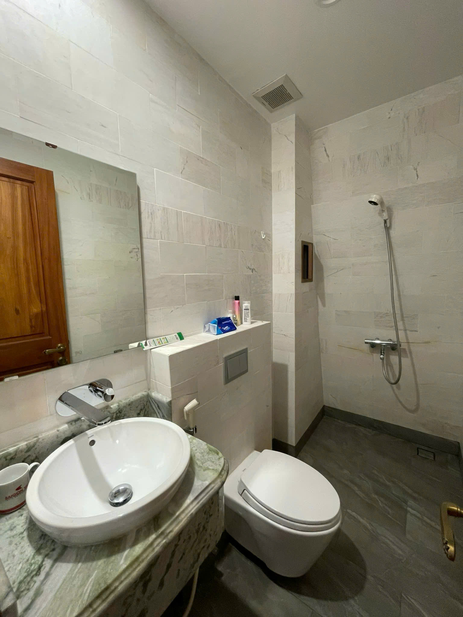 Cho thuê khách sạn Hưng Phước 3, Phú Mỹ Hưng, Quận 7 xây 7 tầng có 16 phòng, thang máy, kế công viên 1