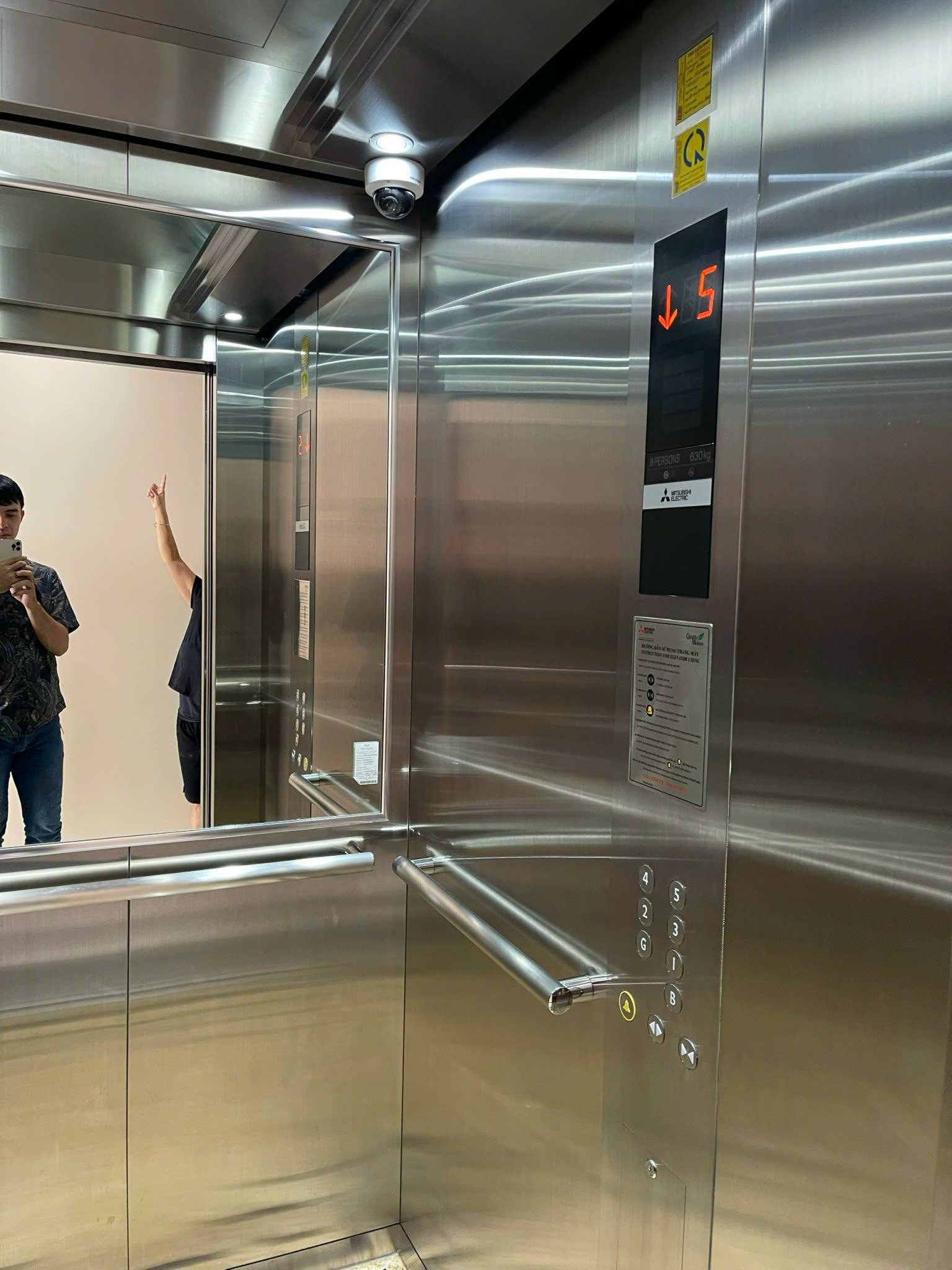 Cho thuê khách sạn Hưng Phước 3, Phú Mỹ Hưng, Quận 7 xây 7 tầng có 16 phòng, thang máy, kế công viên 10