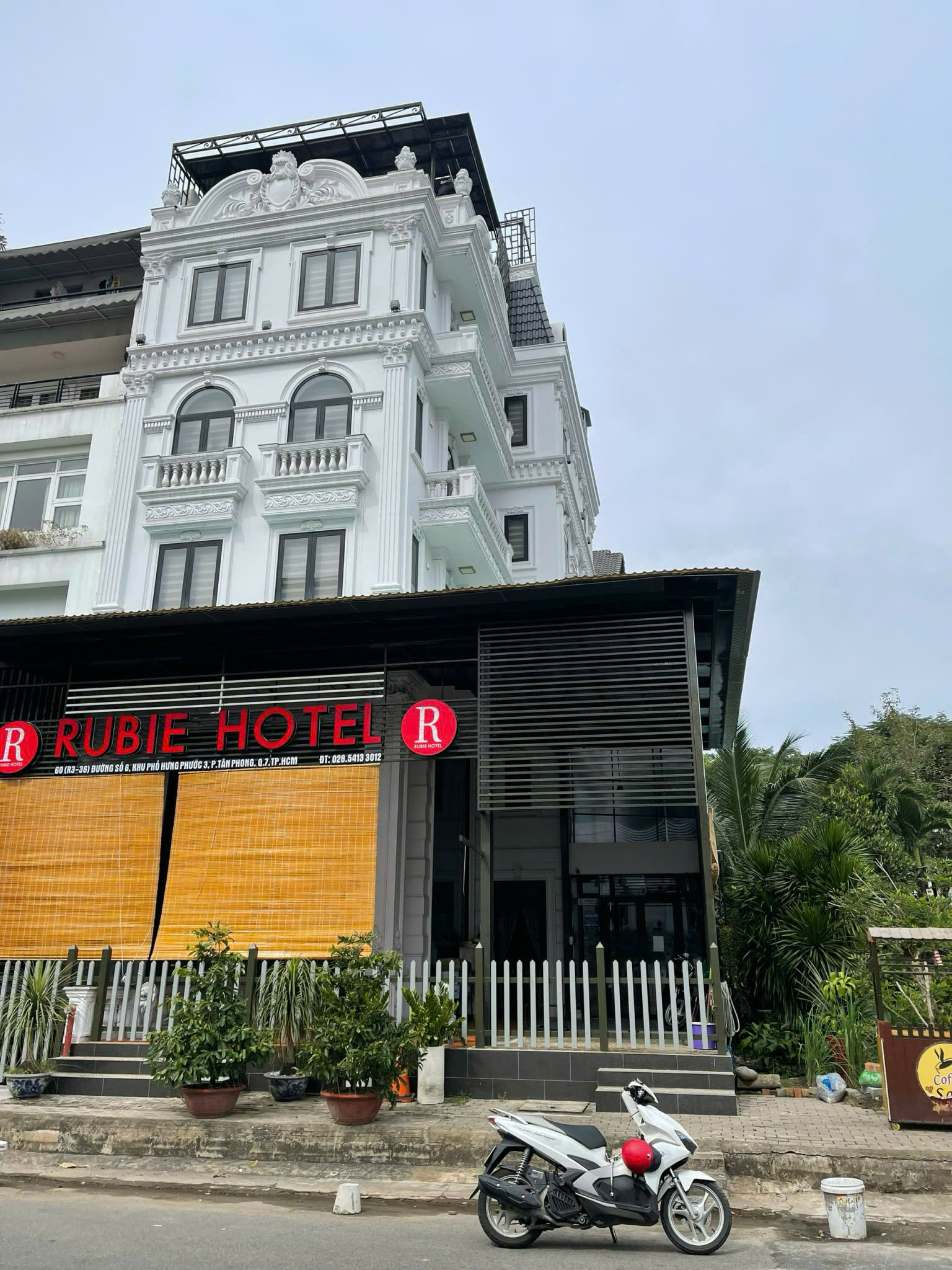 Cho thuê khách sạn Hưng Phước 3, Phú Mỹ Hưng, Quận 7 xây 7 tầng có 16 phòng, thang máy, kế công viên