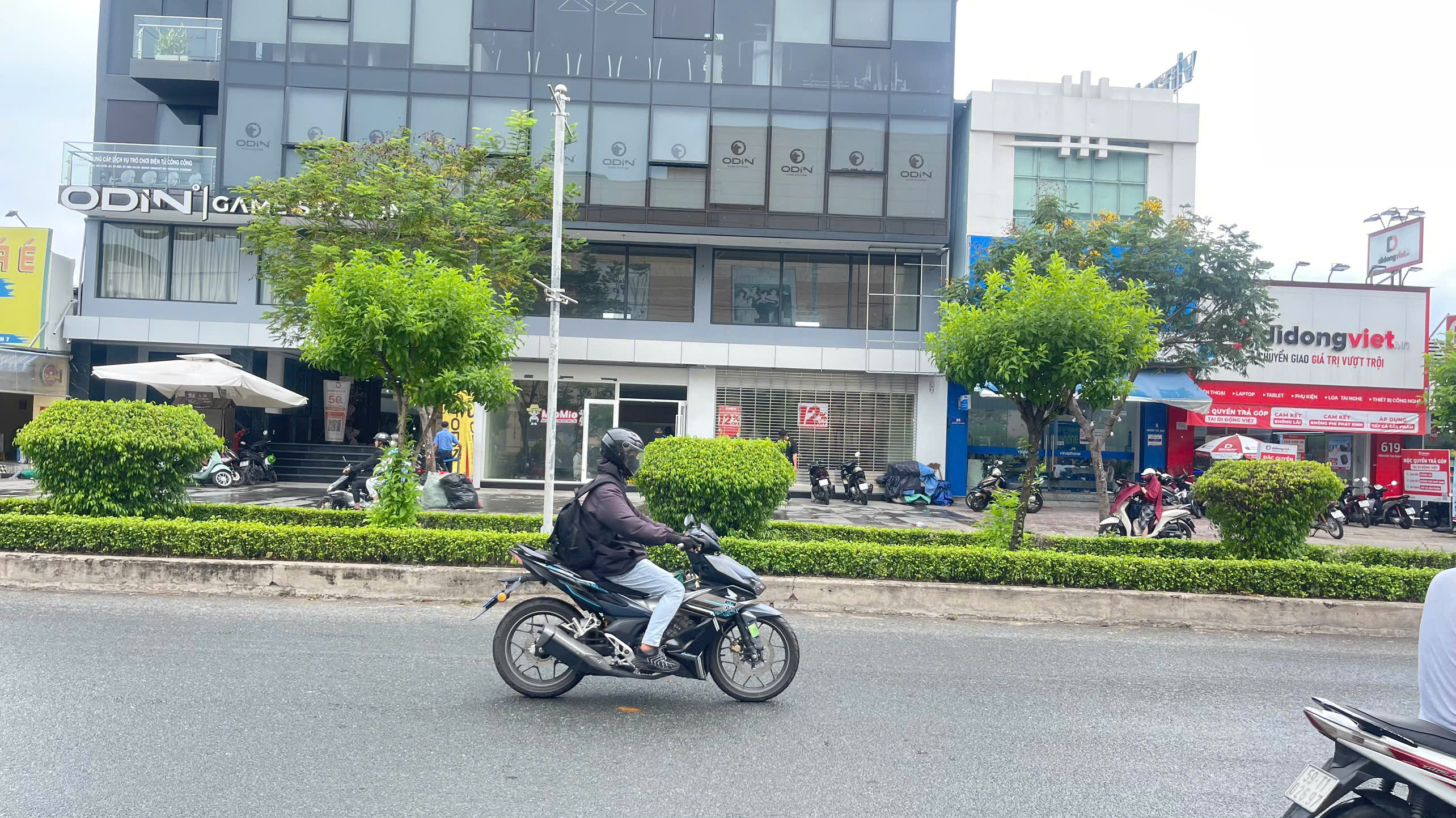 Cho thuê mặt bằng 169 Nguyễn Thị Thập, Quận 7 xây trệt + 1 lầu đối diện siêu thị Lotte – 300m2 2