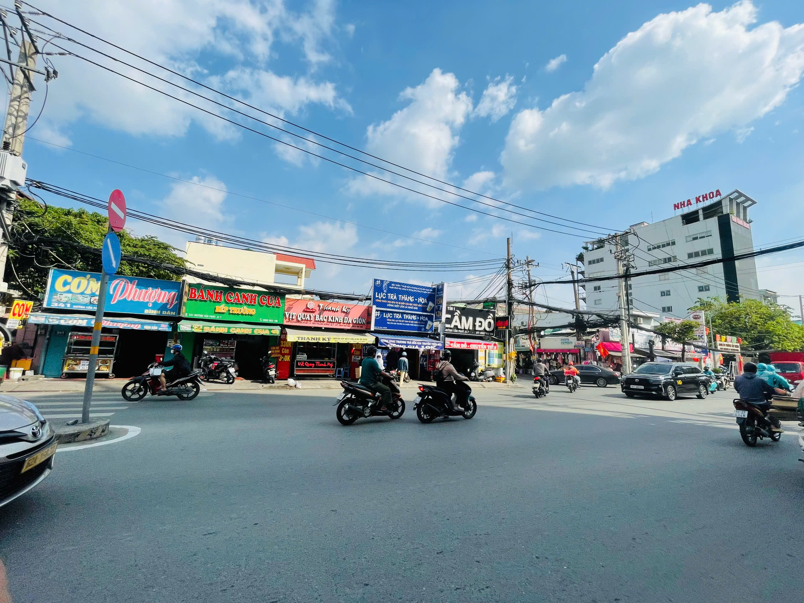 Cho thuê mặt bằng kinh doanh 322 Huỳnh Tấn Phát, Tân Thuận, Quận 7 ngang 14m gần đường Bùi Văn Ba 7