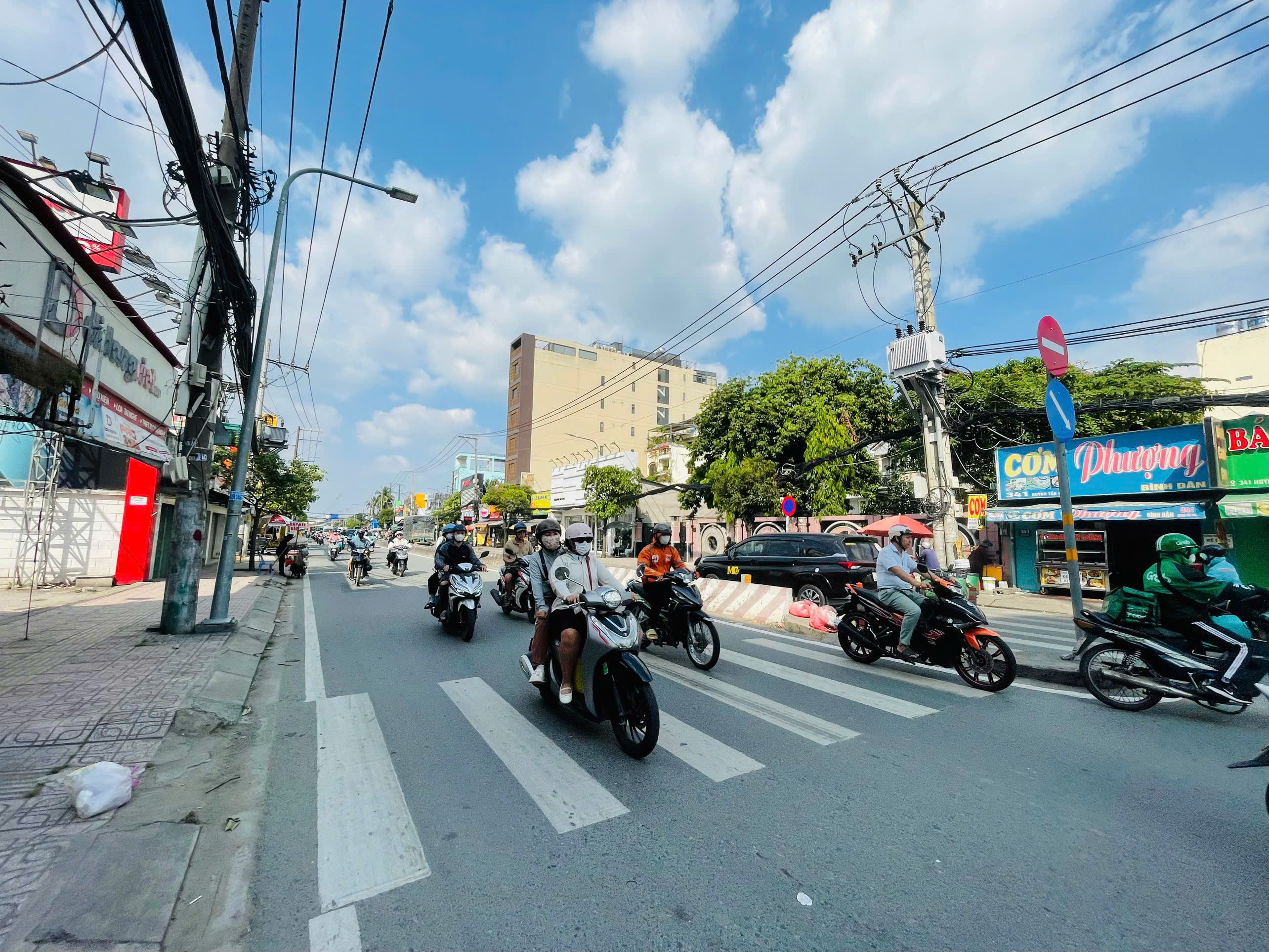 Cho thuê mặt bằng kinh doanh 322 Huỳnh Tấn Phát, Tân Thuận, Quận 7 ngang 14m gần đường Bùi Văn Ba 3
