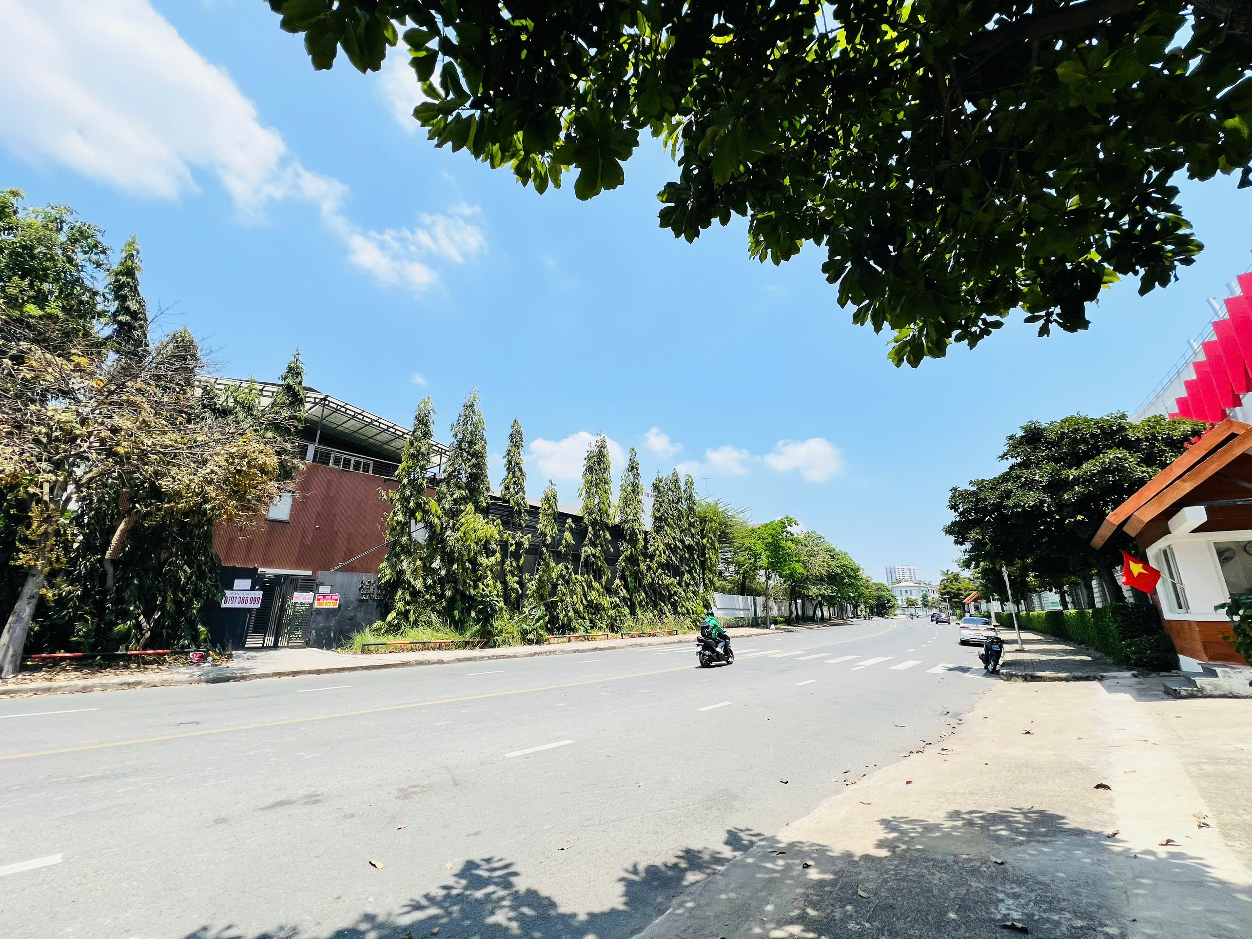 Cho thuê nhà và đất Nam Thông 2 Phú Mỹ Hưng, Quận 7 nhà xây 3 tầng có 6 phòng ngủ – 586.964m2 3