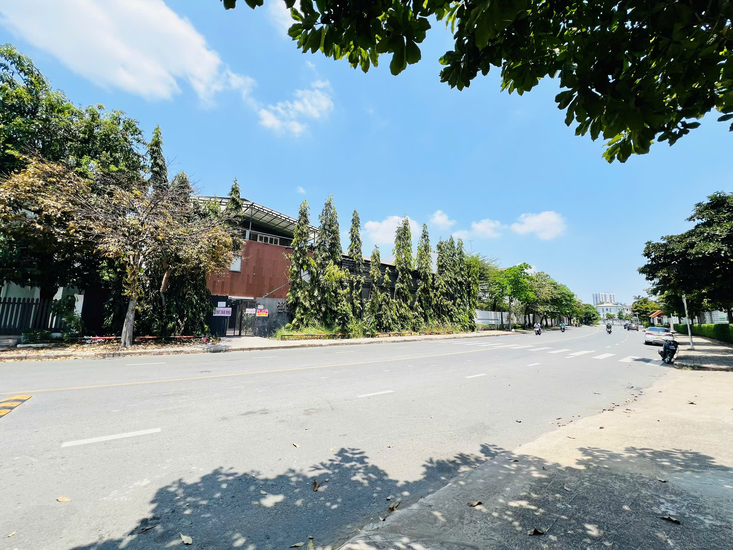 Cho thuê nhà và đất Nam Thông 2 Phú Mỹ Hưng, Quận 7 nhà xây 3 tầng có 6 phòng ngủ – 586.964m2 2