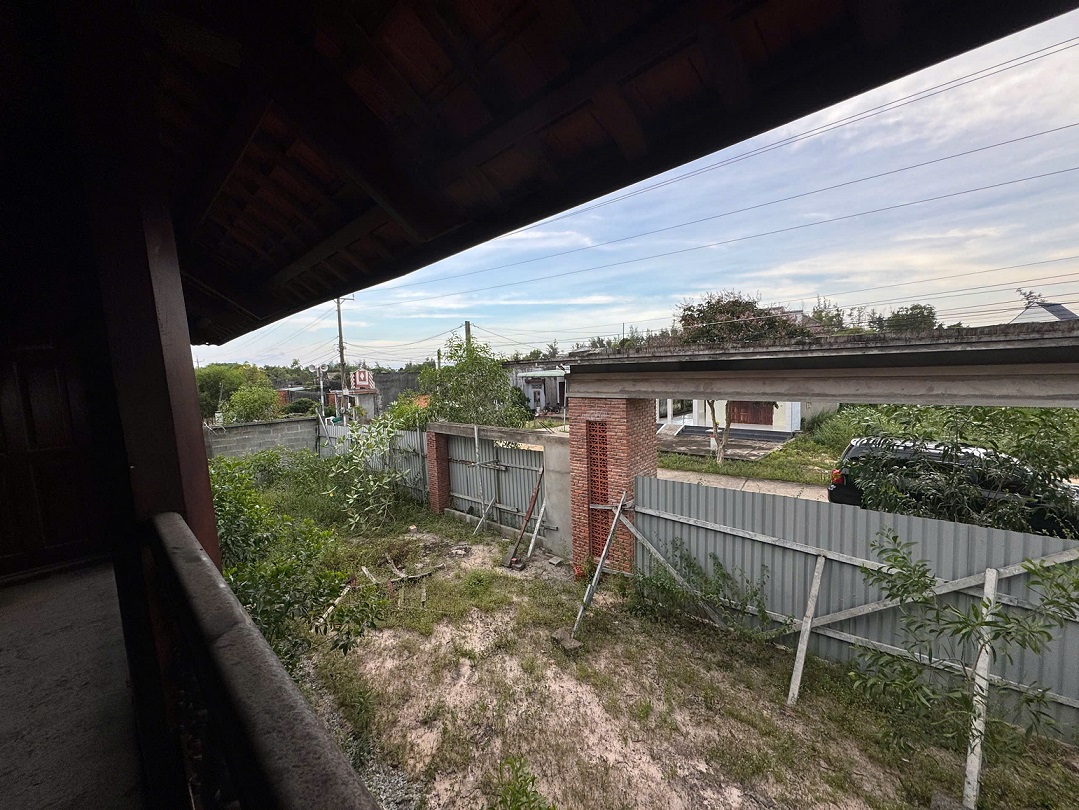 Bán nhà gỗ đường số 18 Hàm Tân, Lâm Đồng gần biển đất trồng cây lâu năm có 300m2 thổ - 2100m2 1