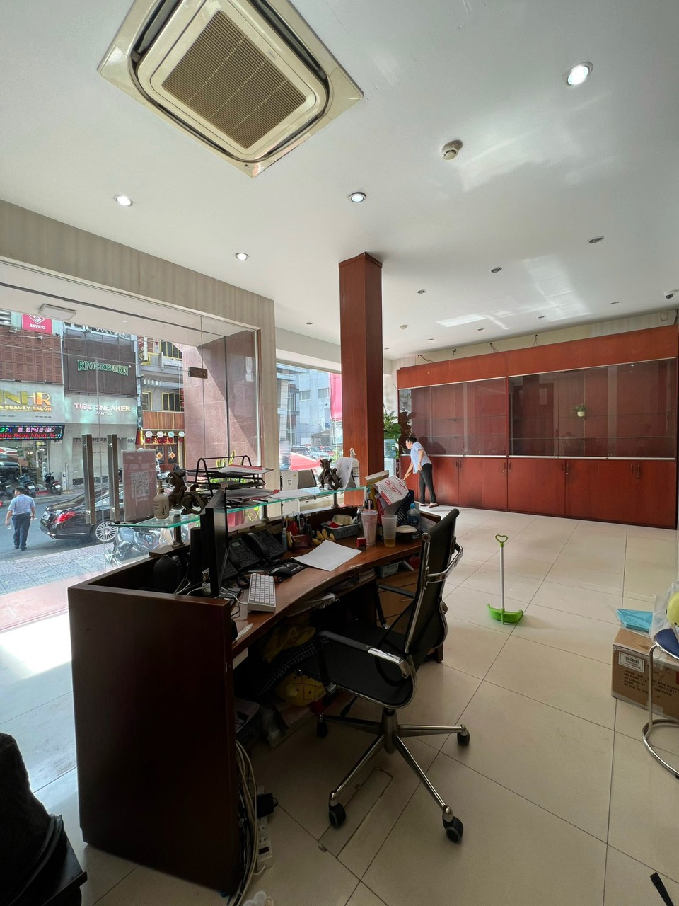 Cho thuê nhà mặt tiền Bùi Thị Xuân, Quận 1 căn góc đẹp, ngang 8m có hầm 4