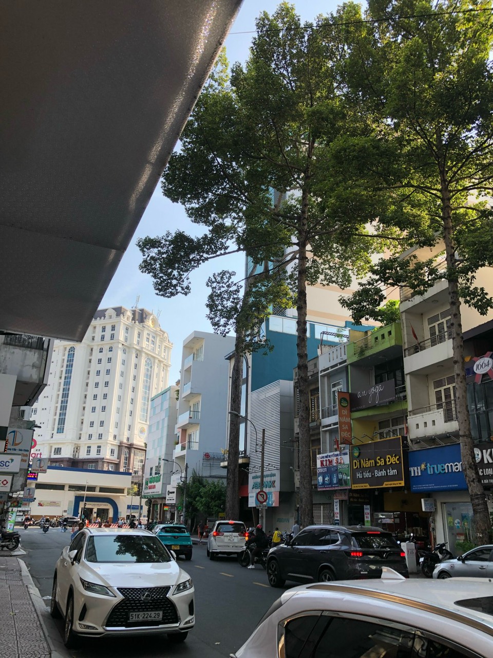 Cho thuê nhà mặt tiền Bùi Thị Xuân, Quận 1 căn góc đẹp, ngang 8m có hầm 2