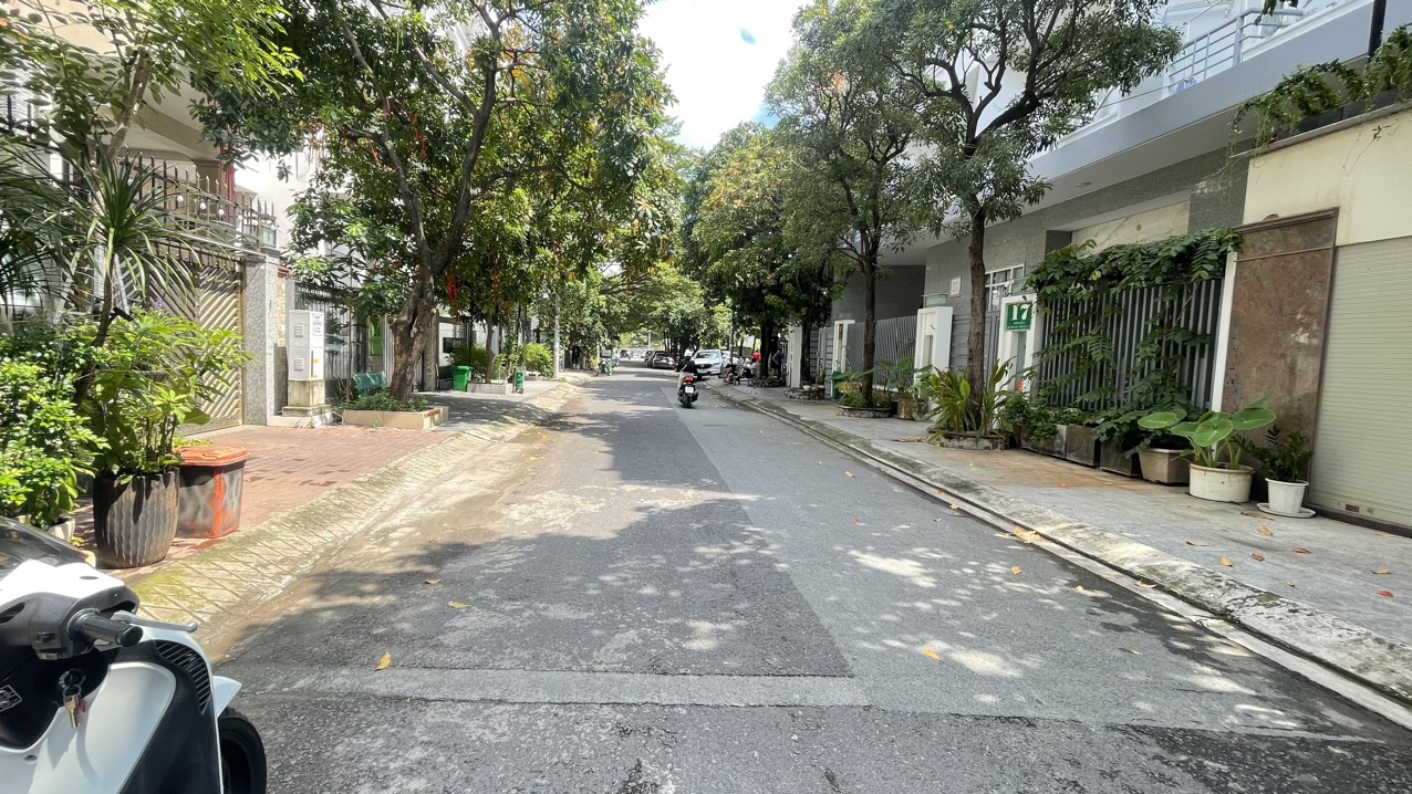 Cho thuê nhà 2 mặt tiền D1 và số 11 Him Lam, Quận 7 có hầm+4 lầu, thang máy 1