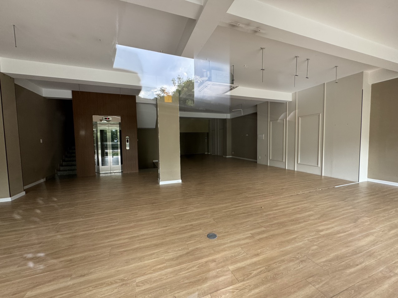 Cho thuê nhà mặt tiền khu Kim Sơn, Nguyễn Hữu Thọ, Quận 7 có hầm+lửng+3 lầu, thang máy 7