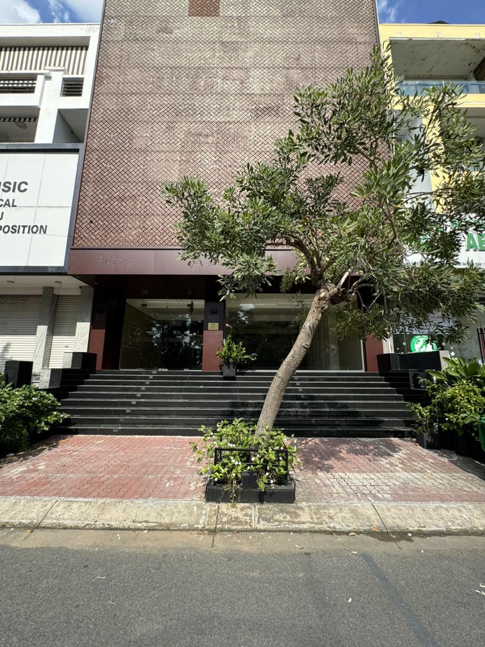 Cho thuê nhà mặt tiền khu Kim Sơn, Nguyễn Hữu Thọ, Quận 7 có hầm+lửng+3 lầu, thang máy 2