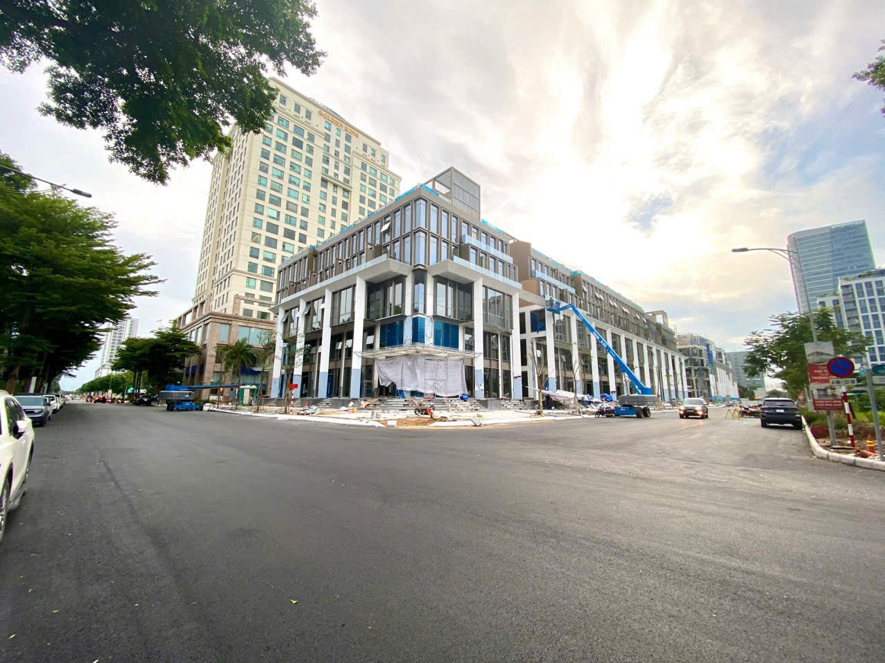 Cho thuê nhà phố cao cấp Larcade 2 Phú Mỹ Hưng, Quận 7 căn góc xây hầm + 5 tầng có thang máy – 434.7