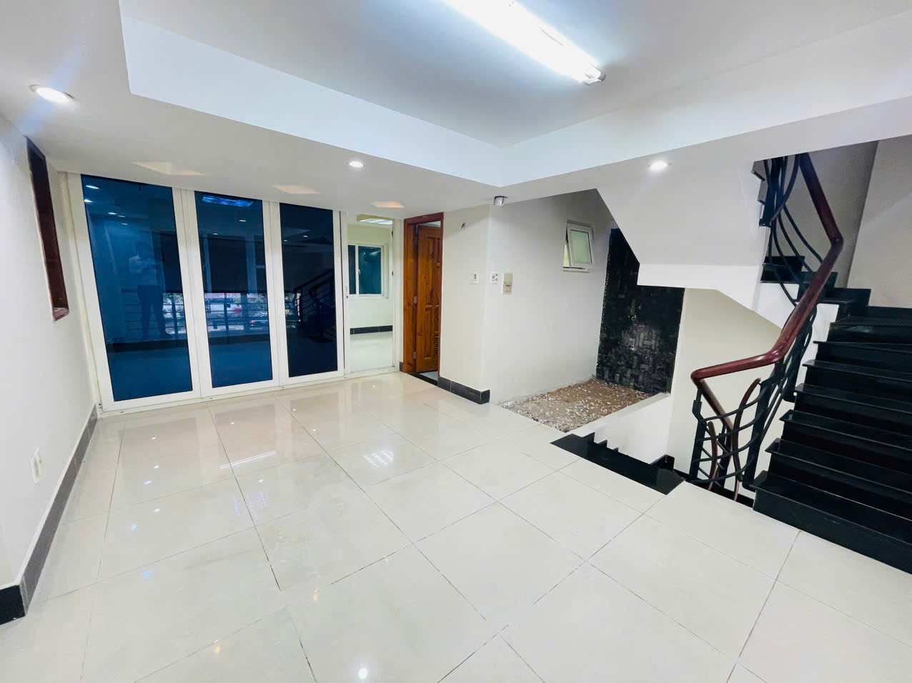 Bán hoặc cho thuê nhà phố đường Lê Văn Thêm, Hưng Phước 1, Phú Mỹ Hưng, Quận 7 có 5 tầng 10