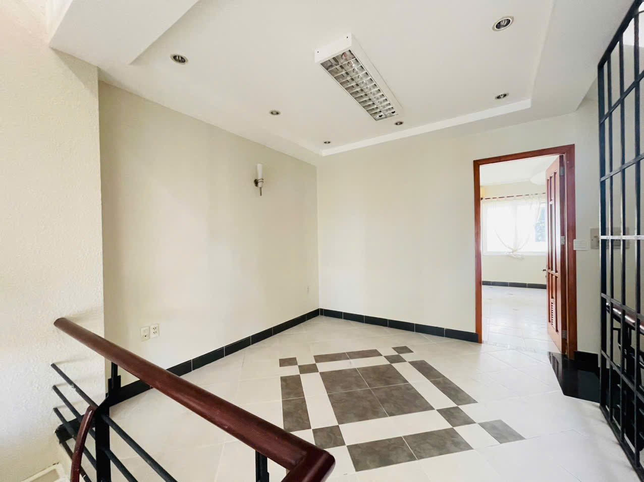 Bán hoặc cho thuê nhà phố đường Lê Văn Thêm, Hưng Phước 1, Phú Mỹ Hưng, Quận 7 có 5 tầng 4