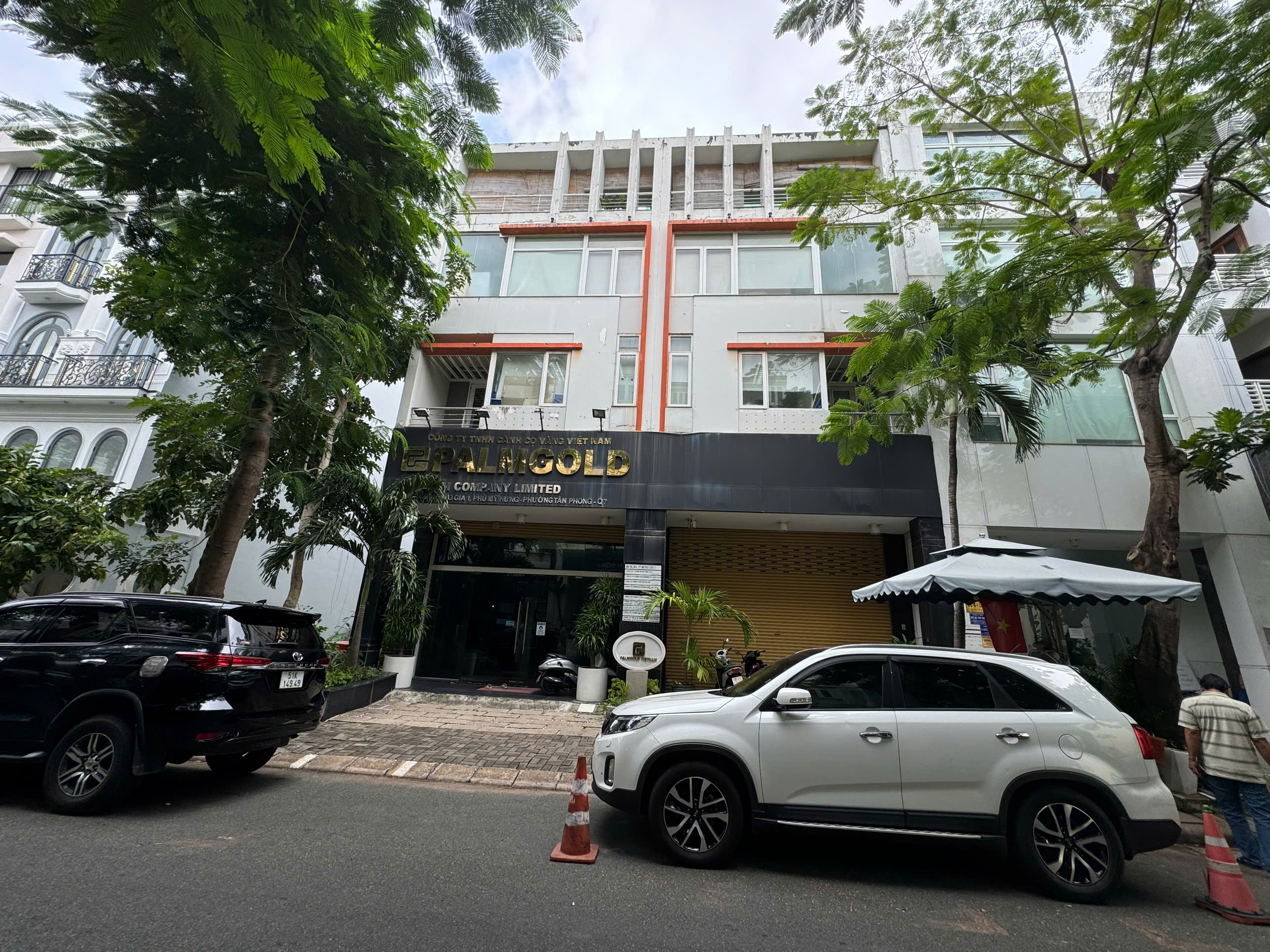 Cho thuê nhà mặt tiền Hưng Gia 1 Phú Mỹ Hưng, Quận 7 căn đôi nhà đẹp có nội thất