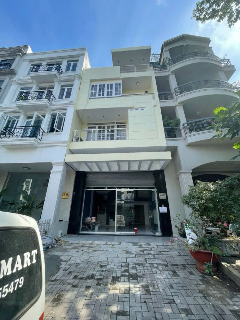 Bán nhà phố Hưng Gia 2 Phú Mỹ Hưng, Quận 7 xây 5 tầng mặt tiền đường số 2 – 111m2