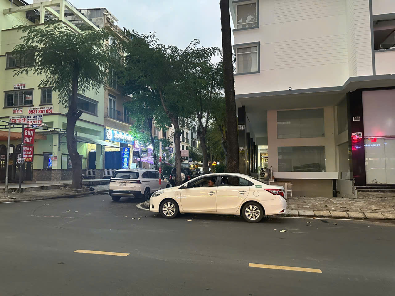 Bán nhà phố Hưng Gia 2 Phú Mỹ Hưng, Quận 7 căn góc R1-73 đường Phạm Văn Nghị có 7 tầng+thang máy 3