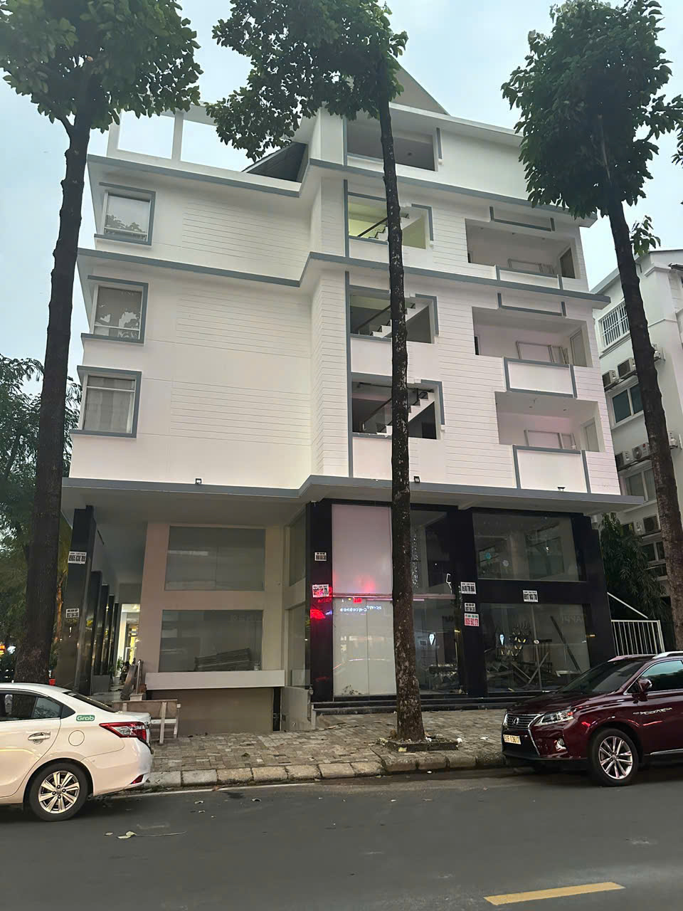 Bán nhà phố Hưng Gia 2 Phú Mỹ Hưng, Quận 7 căn góc R1-73 đường Phạm Văn Nghị có 7 tầng+thang máy