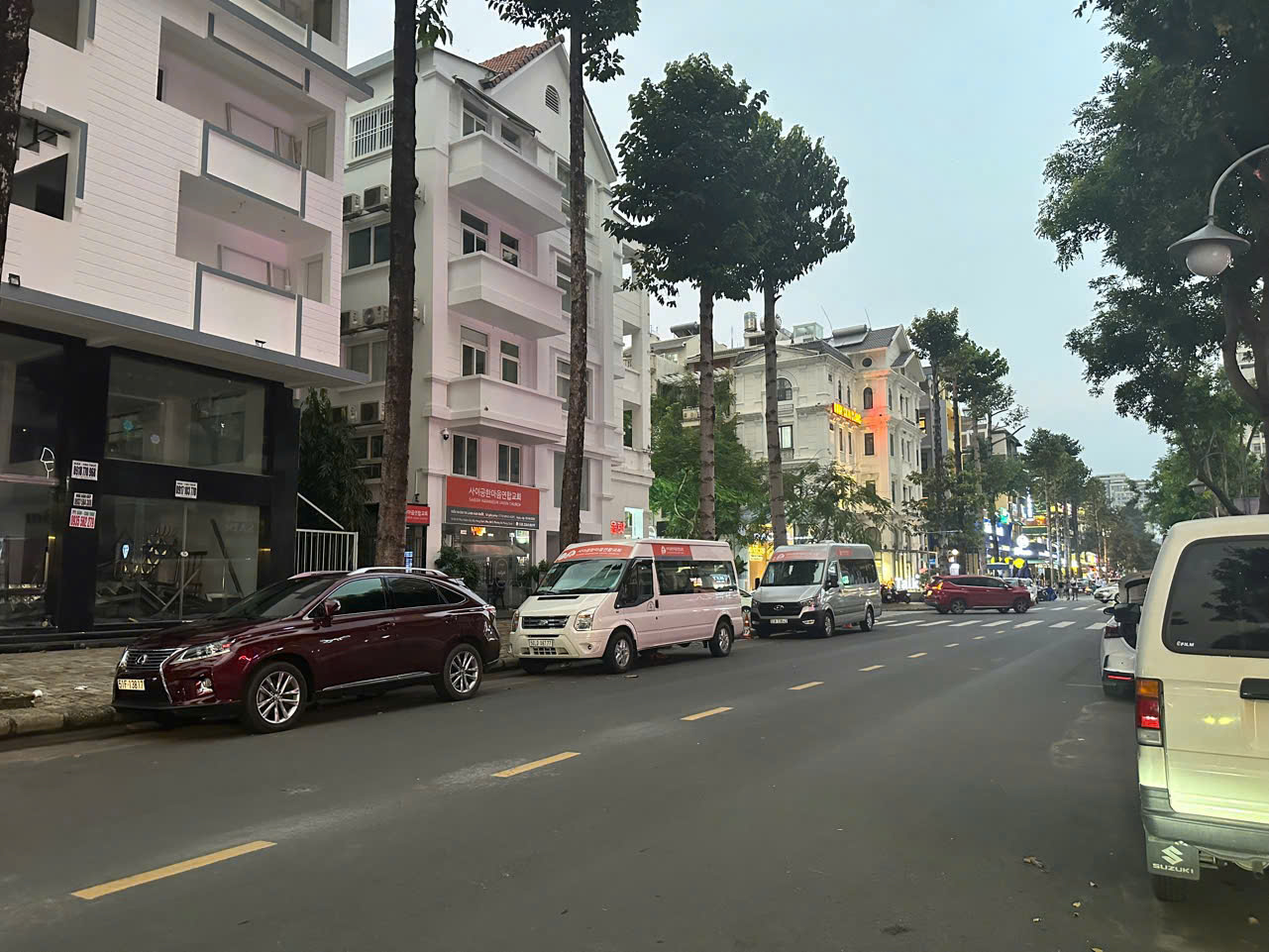 Bán nhà phố Hưng Gia 2 Phú Mỹ Hưng, Quận 7 căn góc R1-73 đường Phạm Văn Nghị có 7 tầng+thang máy 1