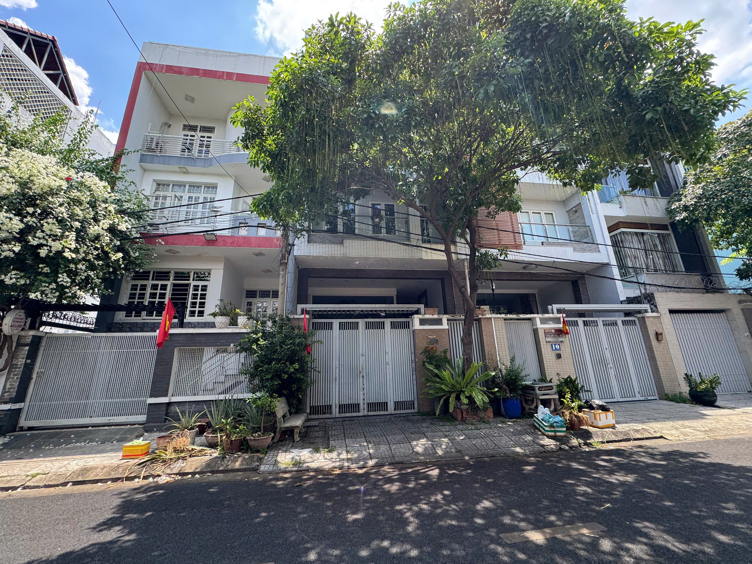 Bán nhà phố KDC Trung Sơn, Bình Chánh xây 6 tầng có hầm đầy đủ nội thất – 120m2