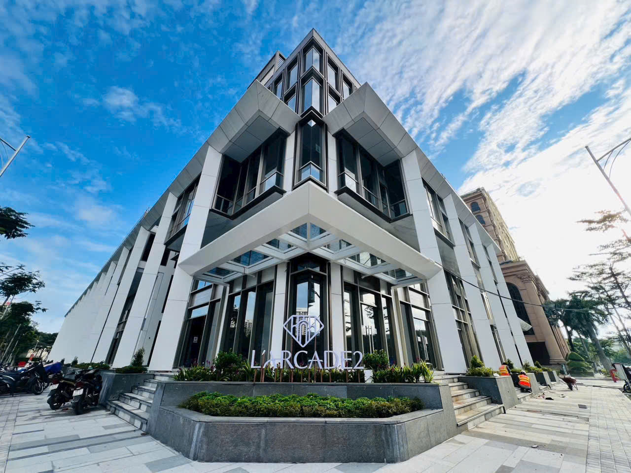 Selling or renting a townhouse Larcade 2 Phu My Hung, District 7, corner apartment, 2 main road fronts, building a basement + 5 floors – 434.75m2 2