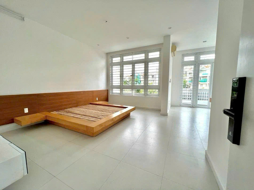 Cho thuê nhà phố liền kề KDC Him Lam, Quận 7 có 5 tầng+thang máy, cửa lùa tự động 12