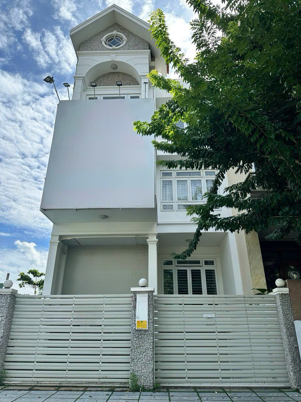 Cho thuê nhà phố liền kề KDC Him Lam, Quận 7 có 5 tầng+thang máy, cửa lùa tự động