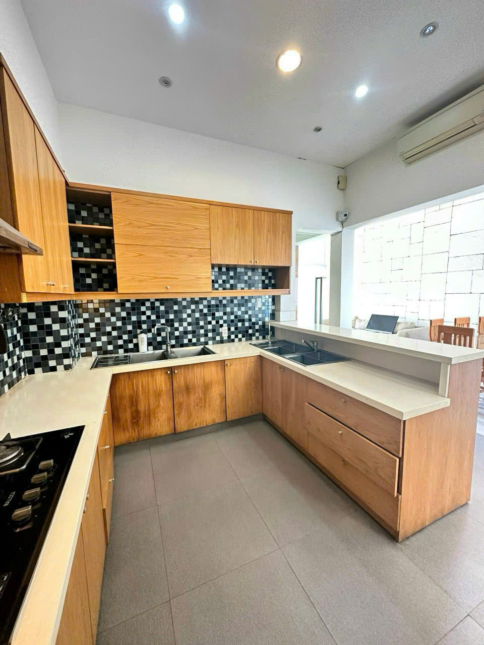 Cho thuê nhà phố liền kề KDC Him Lam, Quận 7 có 5 tầng+thang máy, cửa lùa tự động 8