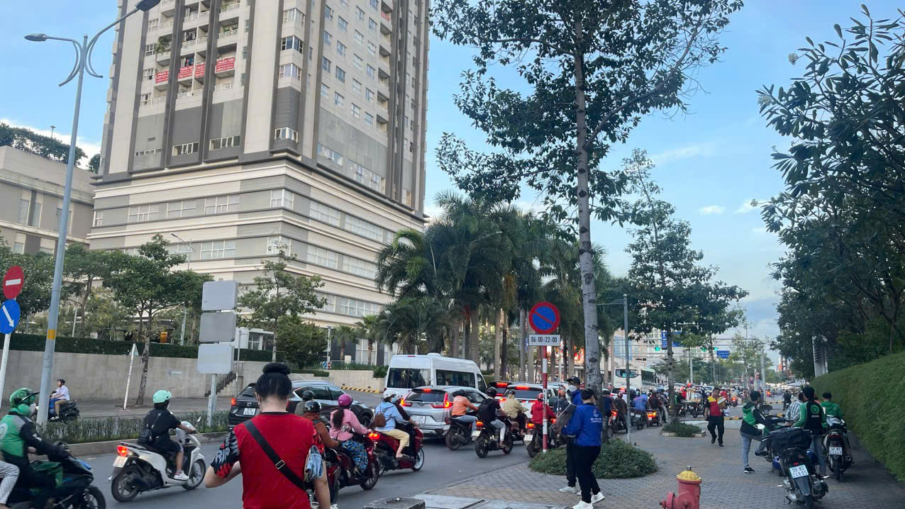 Cho thuê nhà mặt tiền số 4 Nguyễn Thị Thập KDC Him Lam, Quận 7 xây 6 tầng có hầm thang máy – 100m2 4