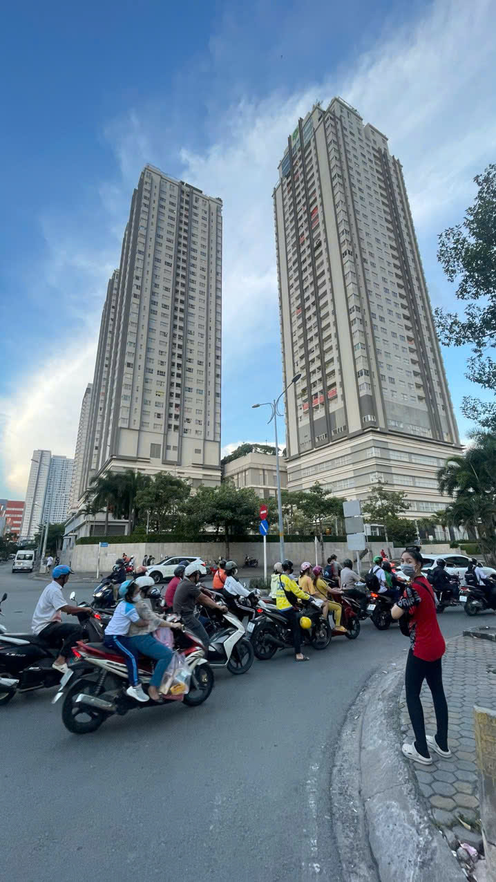 Cho thuê nhà mặt tiền số 4 Nguyễn Thị Thập KDC Him Lam, Quận 7 xây 6 tầng có hầm thang máy – 100m2 3