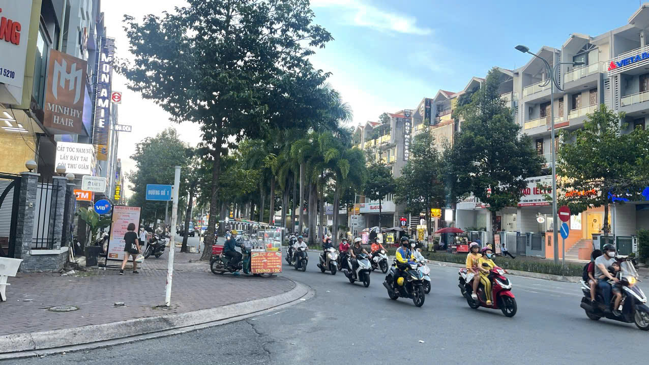 Cho thuê nhà mặt tiền số 4 Nguyễn Thị Thập KDC Him Lam, Quận 7 xây 6 tầng có hầm thang máy – 100m2 2