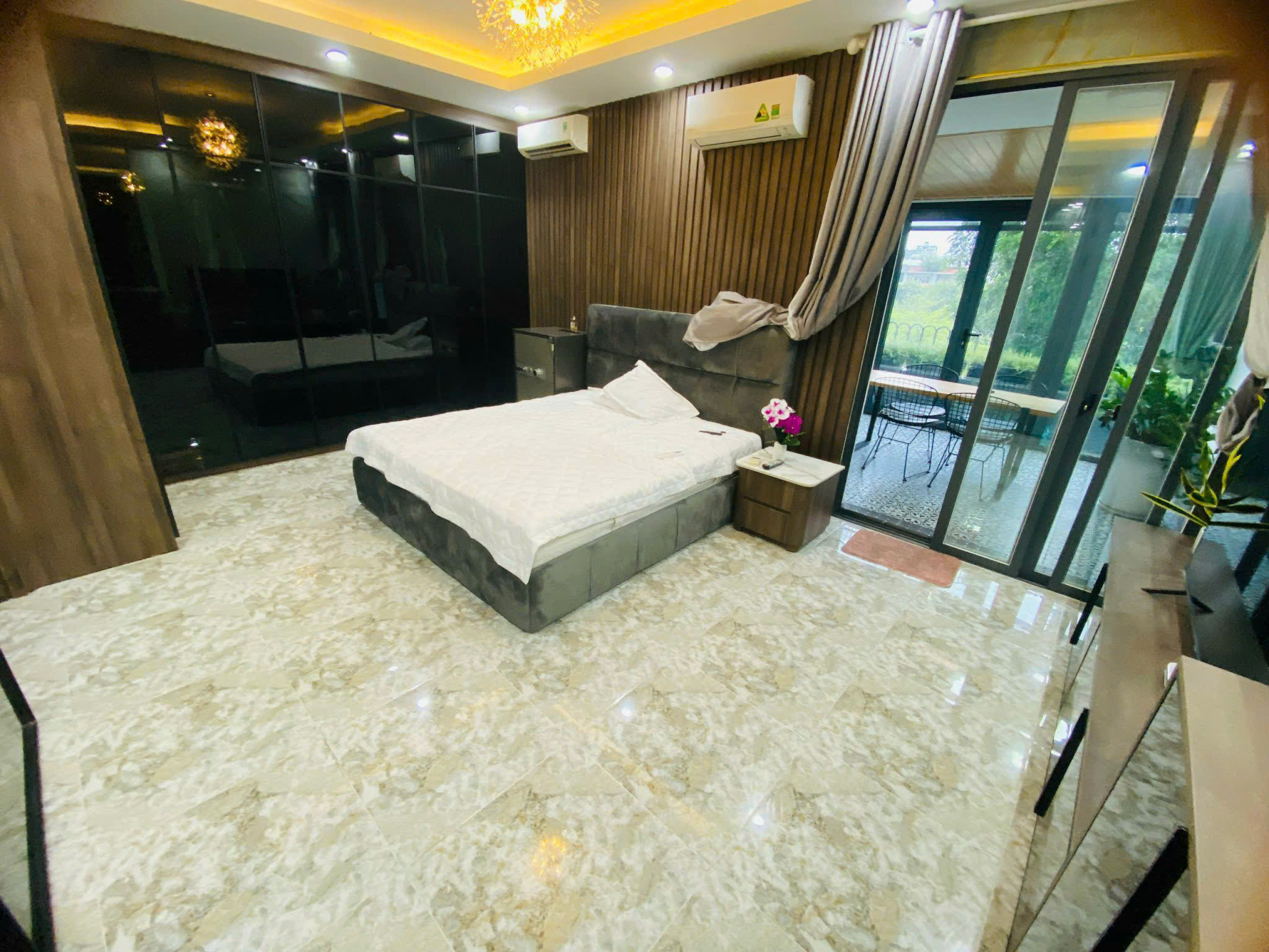 Bán nhà sân vườn Sky Garden 1, Phú Mỹ Hưng, Quận 7 có 2 phòng ngủ, nội thất sang trọng, view đại lộ 9