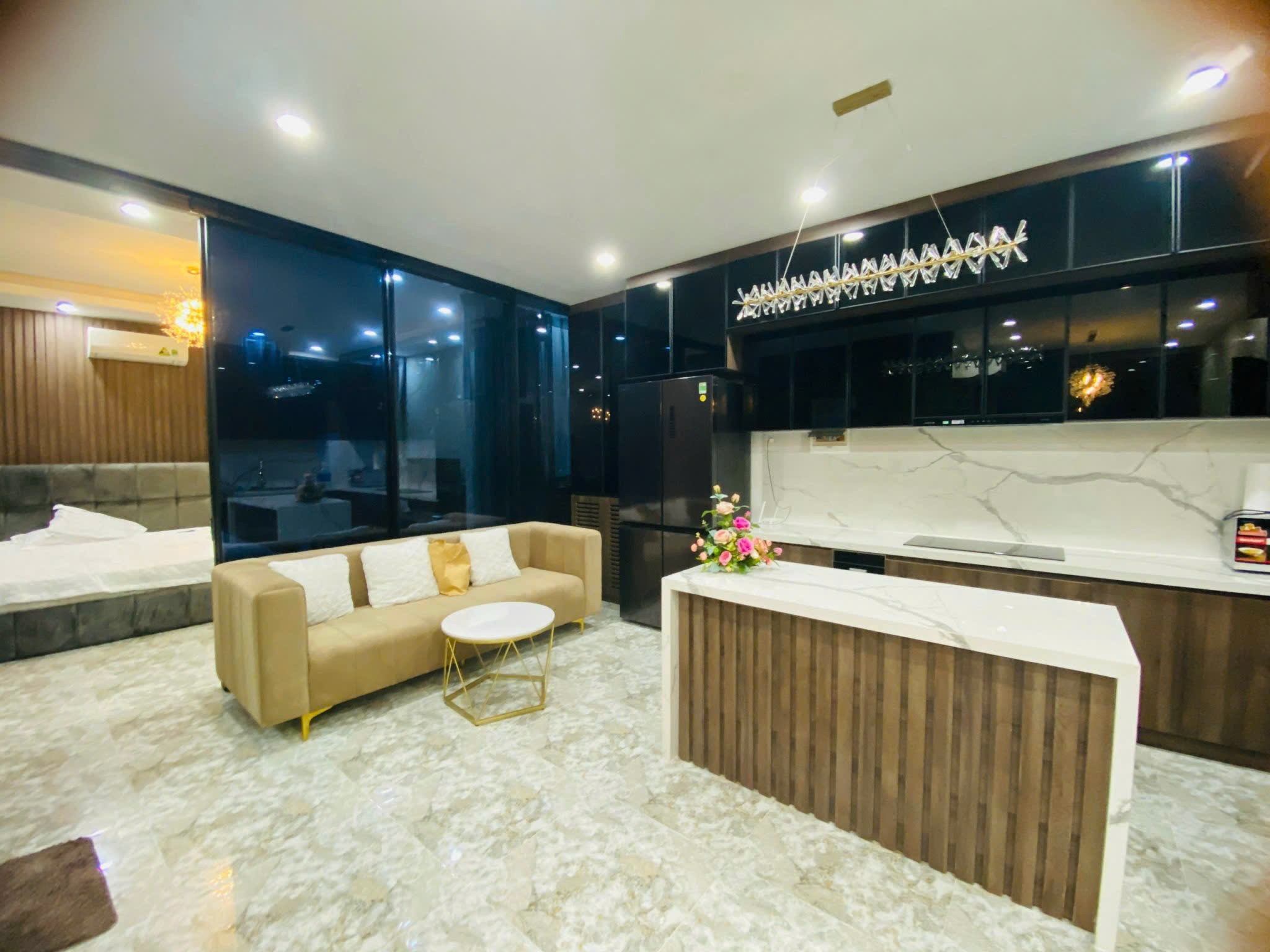 Bán nhà sân vườn Sky Garden 1, Phú Mỹ Hưng, Quận 7 có 2 phòng ngủ, nội thất sang trọng, view đại lộ 8