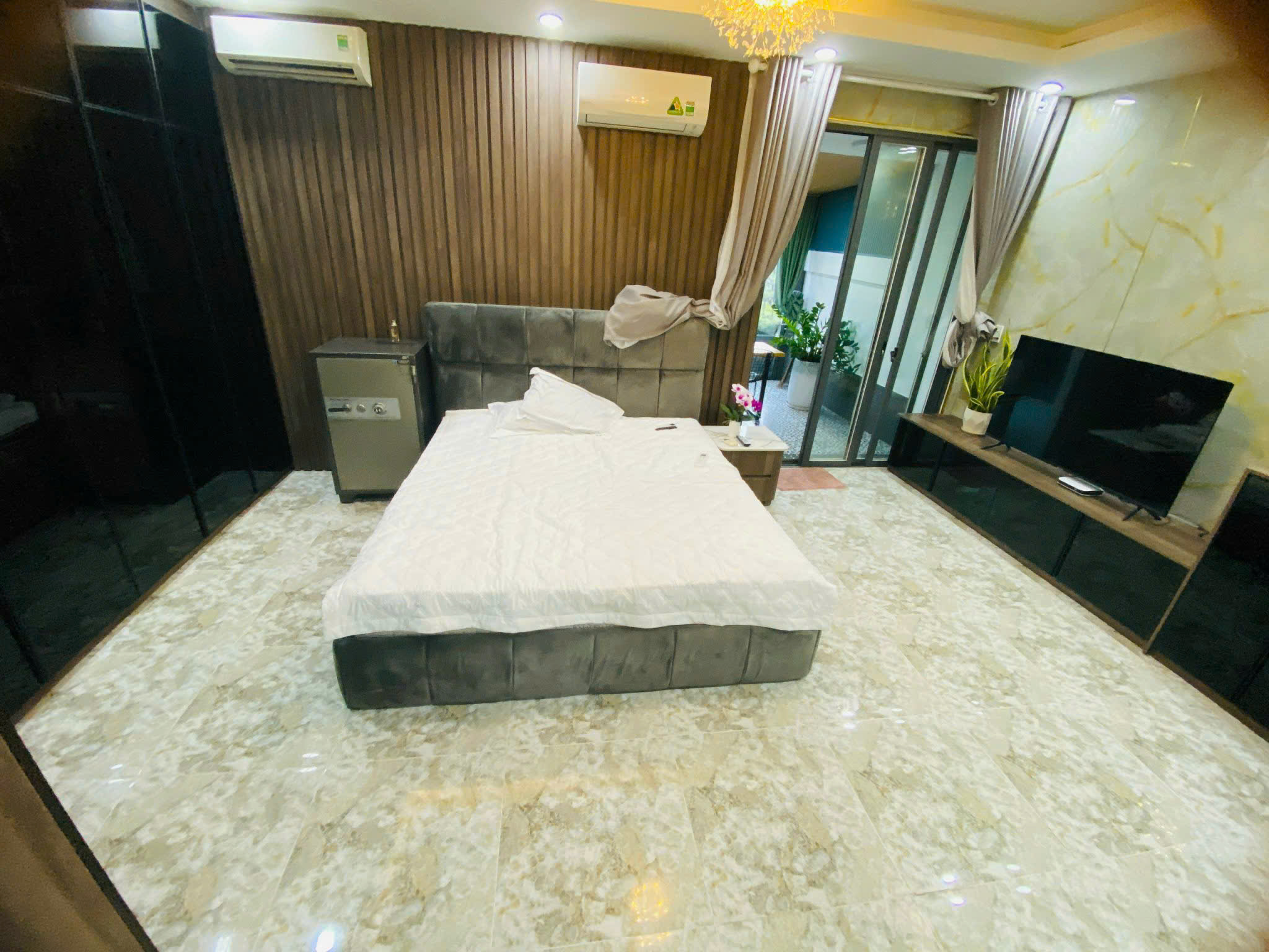 Bán nhà sân vườn Sky Garden 1, Phú Mỹ Hưng, Quận 7 có 2 phòng ngủ, nội thất sang trọng, view đại lộ 7