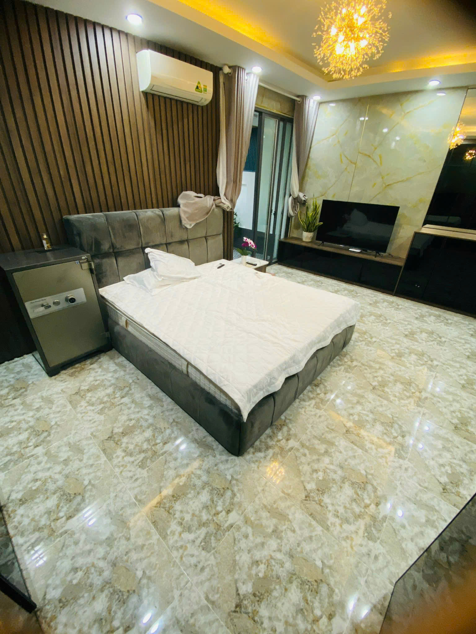Bán nhà sân vườn Sky Garden 1, Phú Mỹ Hưng, Quận 7 có 2 phòng ngủ, nội thất sang trọng, view đại lộ 2