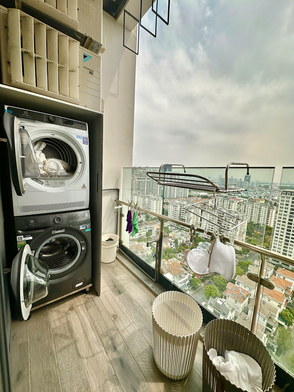 Bán hoặc cho thuê penthouse The Antonia Phú Mỹ Hưng có 3 phòng ngủ nội thất cao cấp lầu 23 – 269m2 3