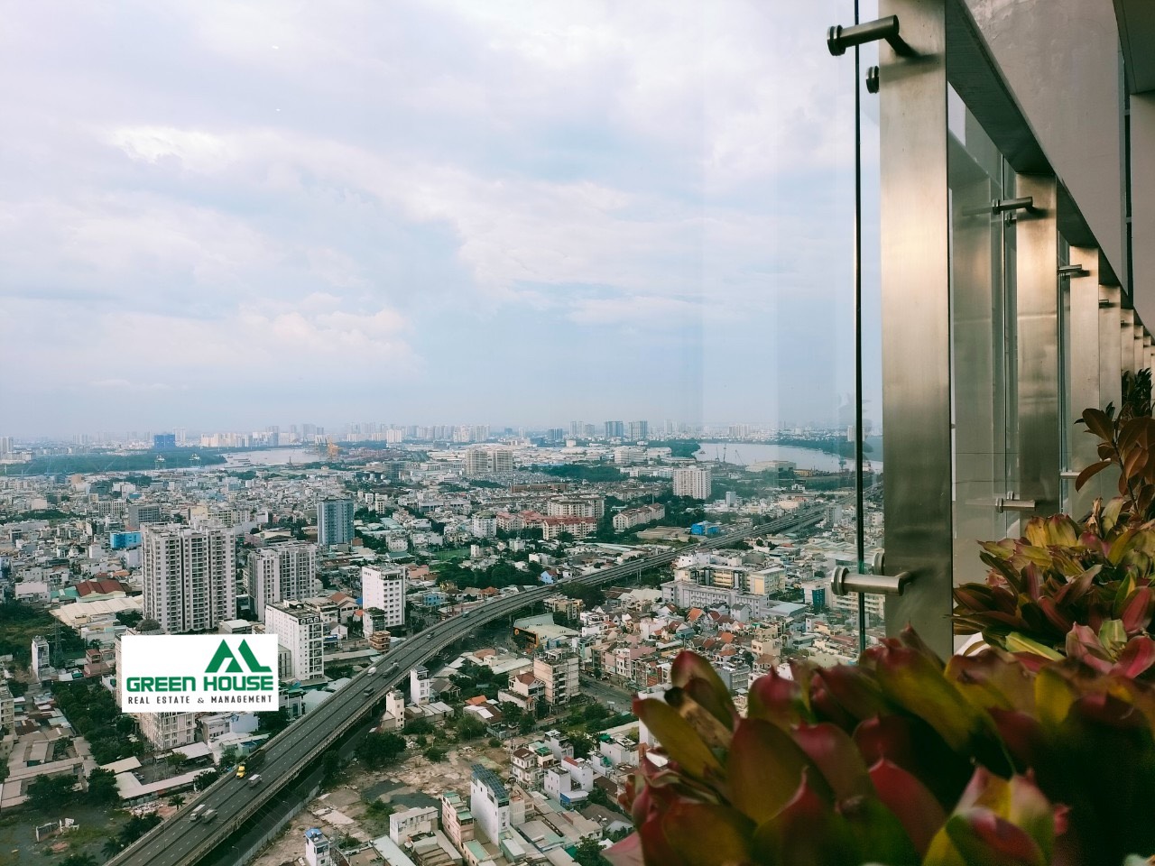 Selling PentHouse The View District 7 4