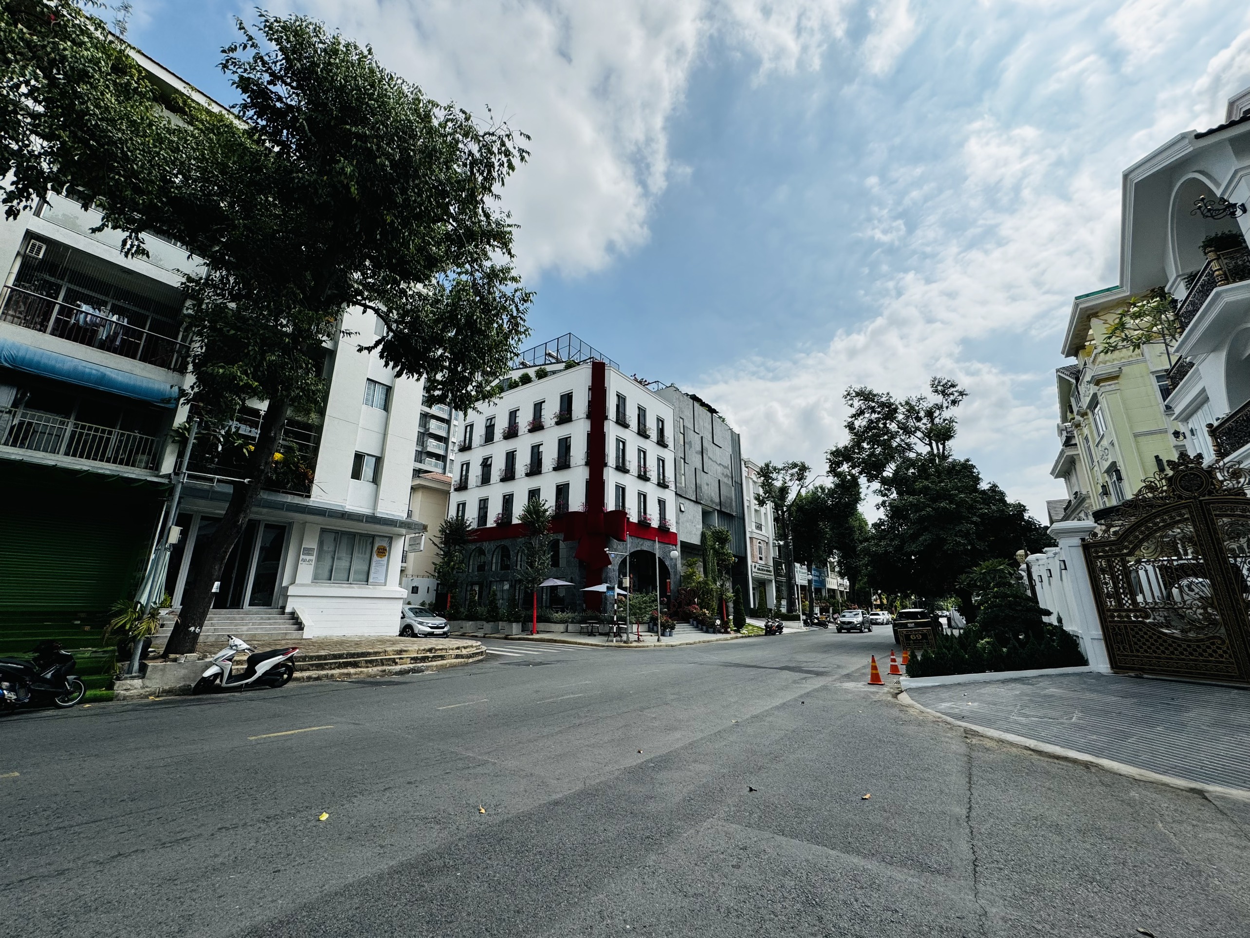 Cho thuê shophouse Mỹ Phước Phú Mỹ Hưng, Quận 7 mặt tiền Phạm Thái Bường có sân rộng 4