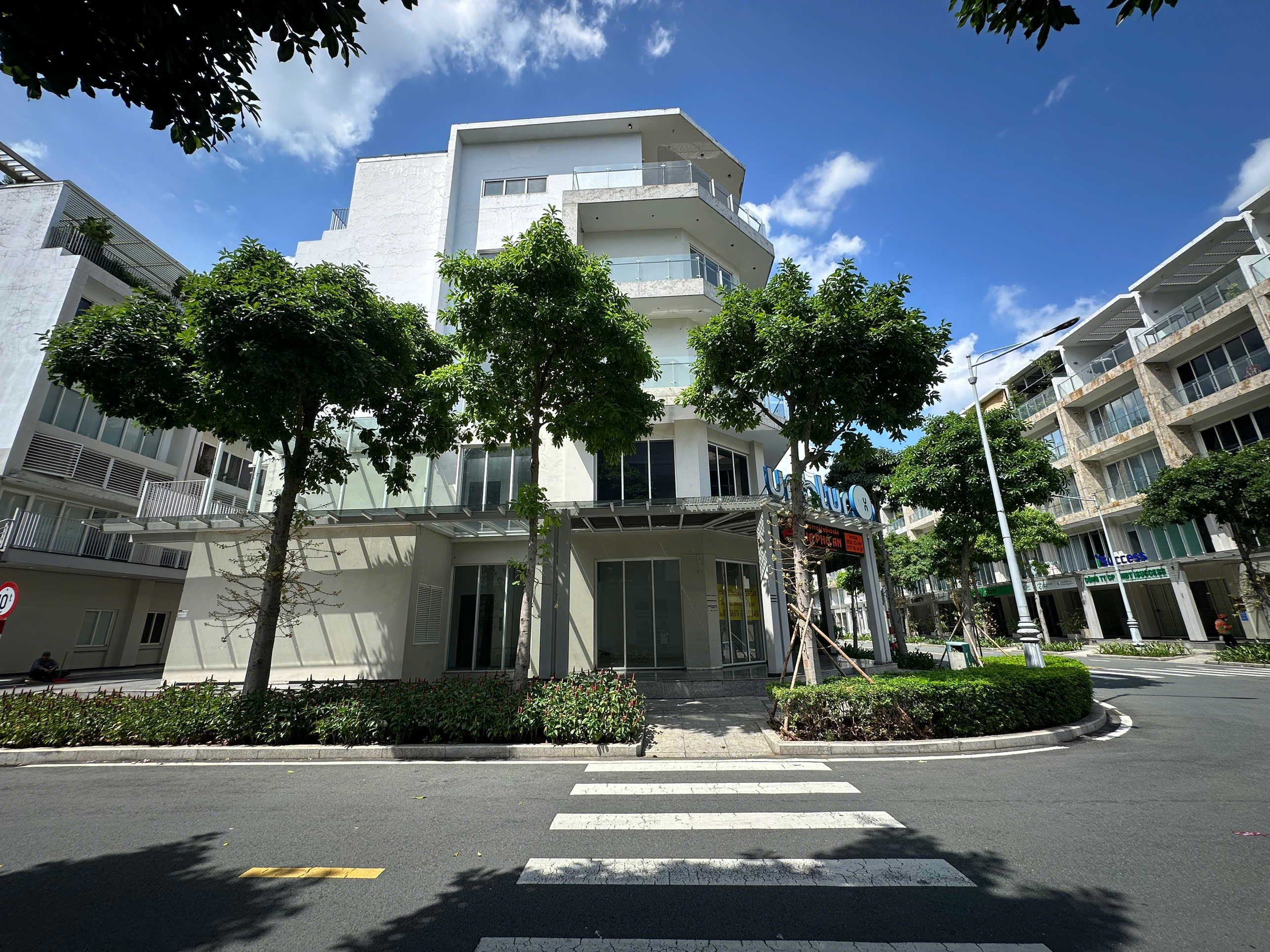 Cho thuê shophouse Sala Tp. Thủ Đức căn góc 2 mặt tiền đường B4 xây 6 tầng có hầm – 172m2 6