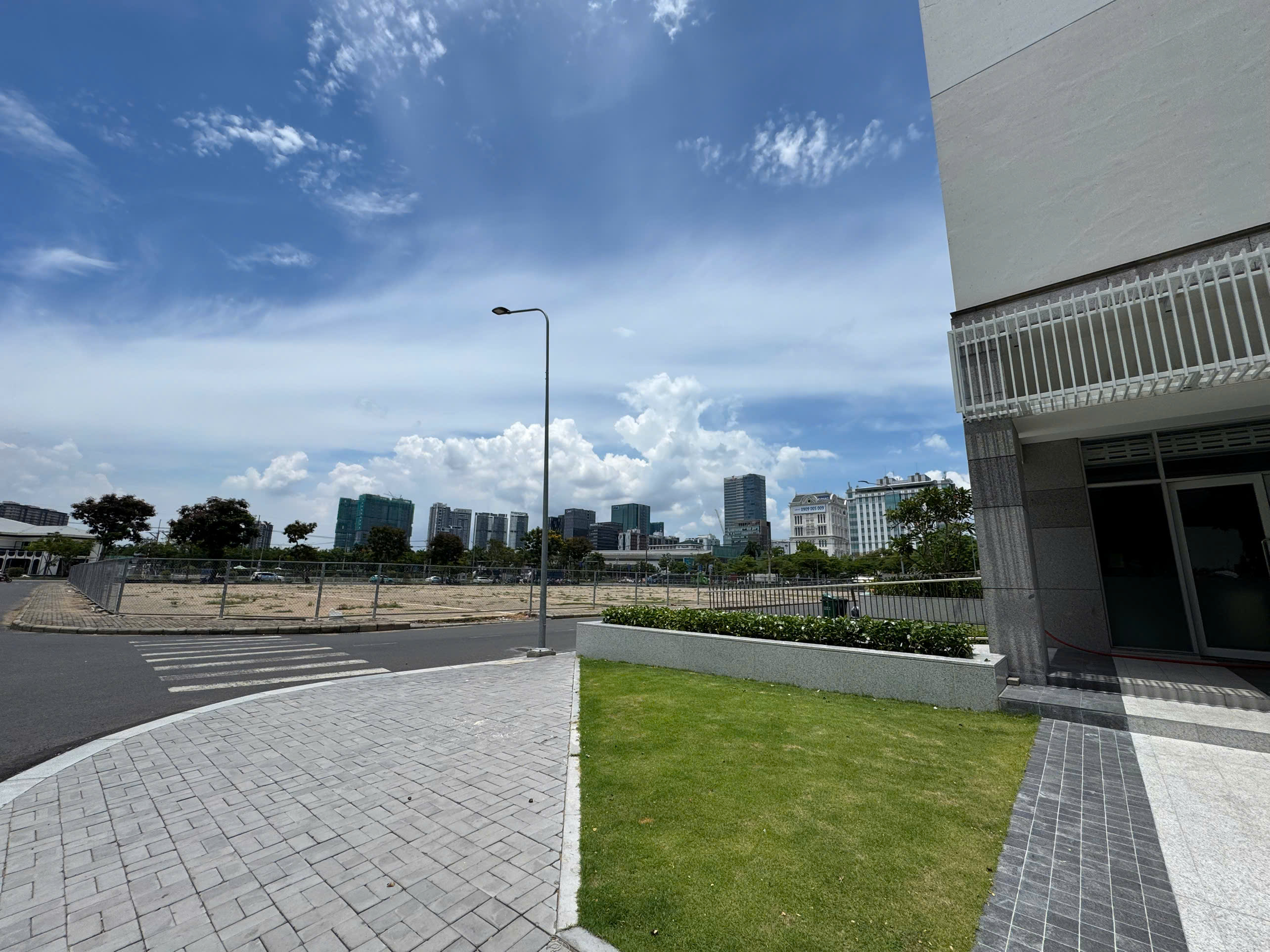 Cho thuê shophouse Scenic Valley 2 Phú Mỹ Hưng, Quận 7 căn góc, nhà thô có 1 lầu – 210m2 3