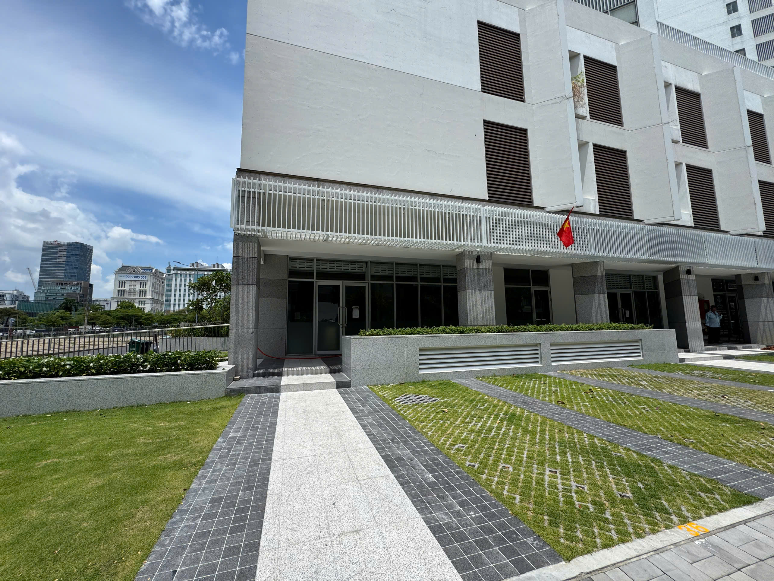 Cho thuê shophouse Scenic Valley 2 Phú Mỹ Hưng, Quận 7 căn góc, nhà thô có 1 lầu – 210m2 2