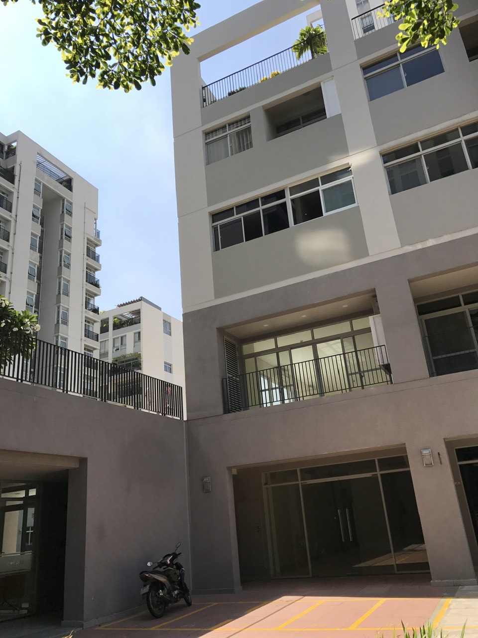 Cho thuê shophouse Star Hill Phú Mỹ Hưng, Quận 7 có 2 tầng bãi đỗ xe hơi rộng phía trước 4
