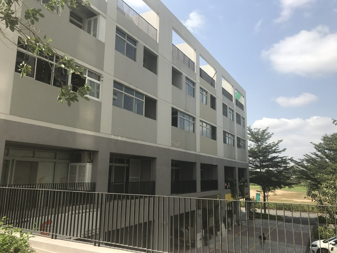 Cho thuê shophouse Star Hill Phú Mỹ Hưng, Quận 7 có 2 tầng bãi đỗ xe hơi rộng phía trước 3