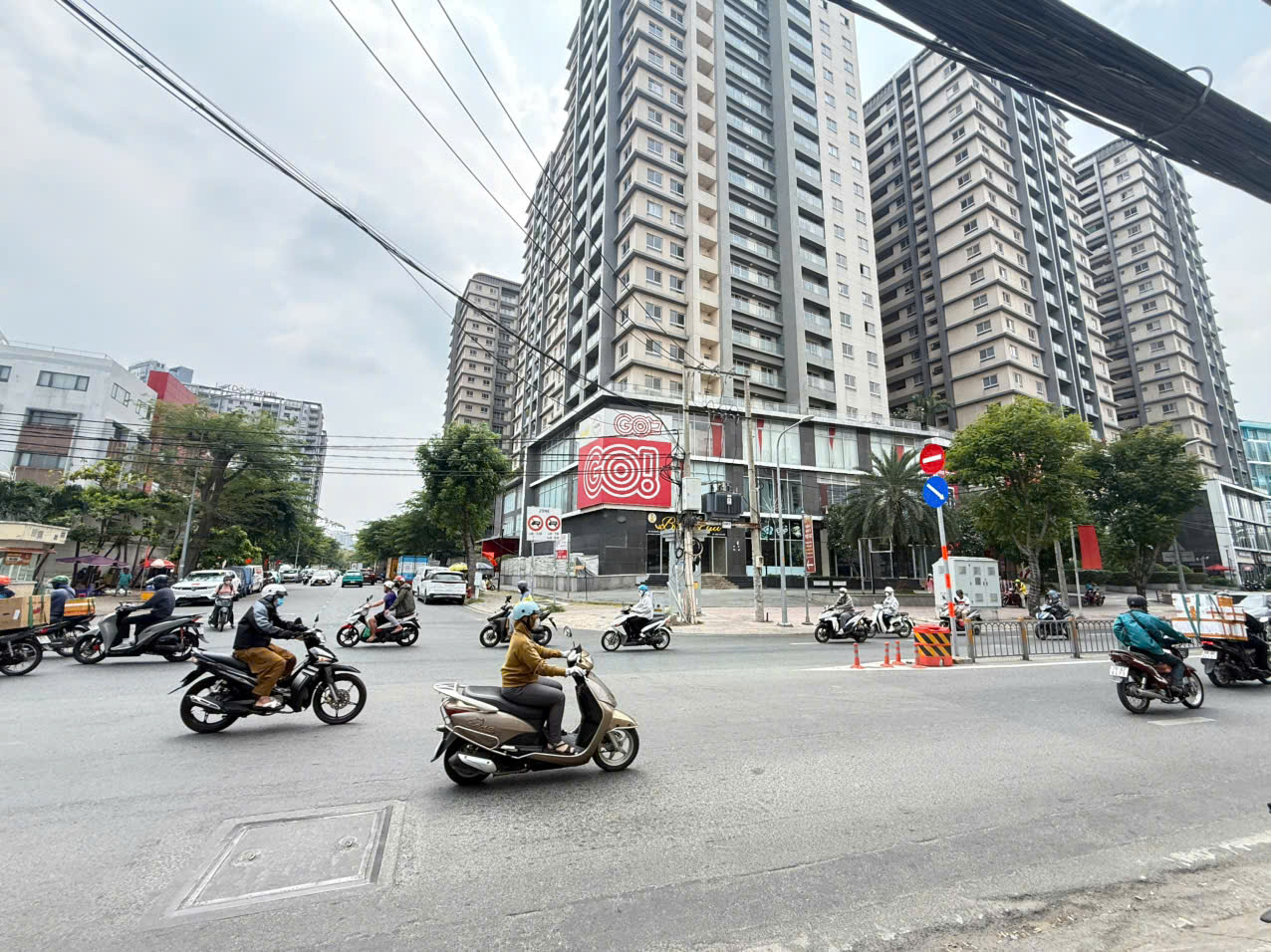 Cho thuê shophouse tòa nhà Comos 99 Nguyễn Thị Thập Phường Tân Mỹ siêu thị GO – 773m2 7