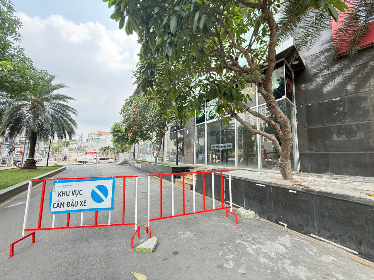 Cho thuê shophouse tòa nhà Comos 99 Nguyễn Thị Thập Phường Tân Mỹ siêu thị GO – 773m2 5