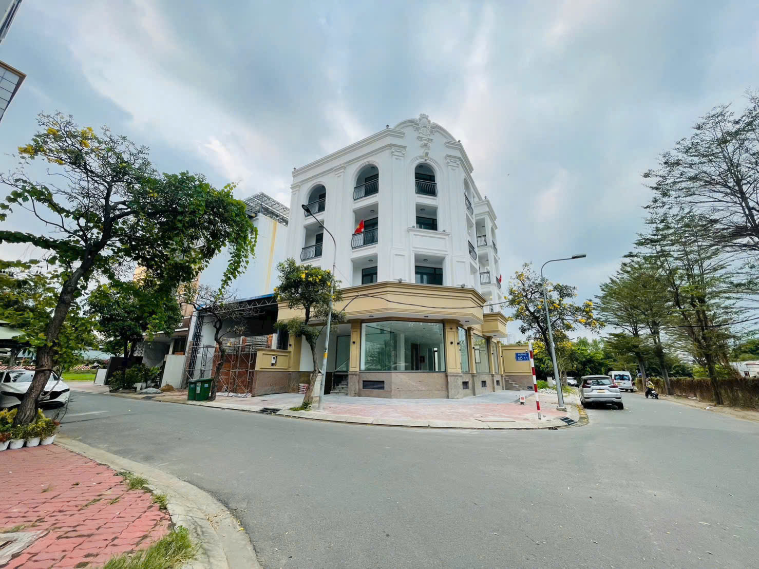 Cho thuê tòa nhà góc 2 mặt tiền KDC Kim Sơn, P.Tân Phong, Quận 7 xây 6 tầng có thang máy – 250m2 3
