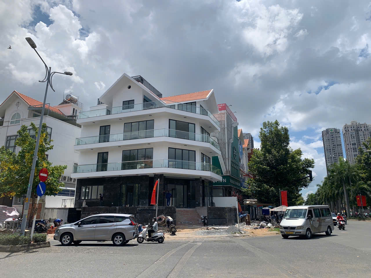 Cho thuê tòa nhà KDC Him Lam, Quận 7 xây 5 tầng căn góc 2 mặt tiền có thang máy, PCCC đầy đủ – 250m2