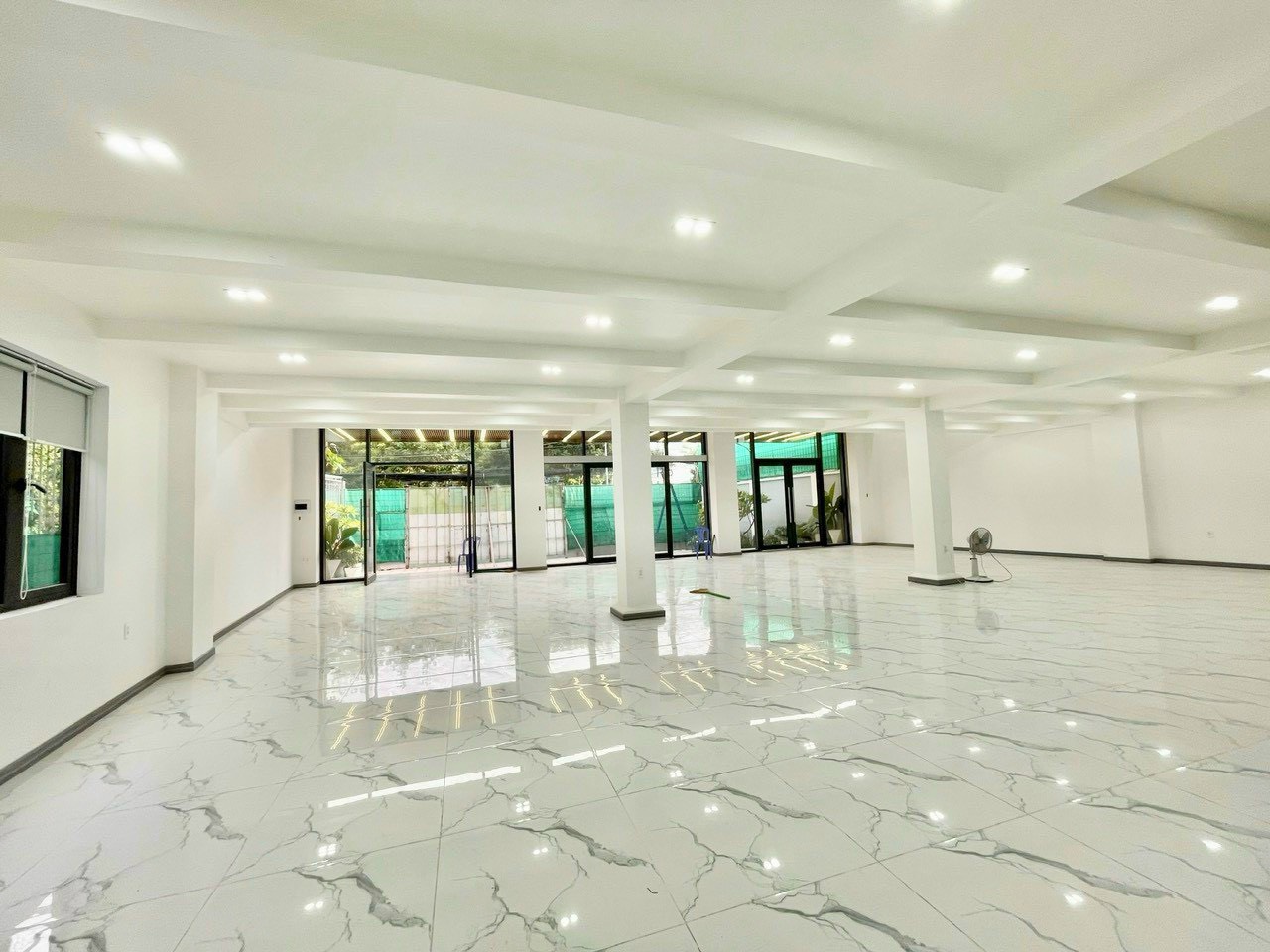 Cho thuê toà nhà mặt tiền Nguyễn Thị Thập Quận 7 có chỗ đậu ô tô, lề đường rộng 9